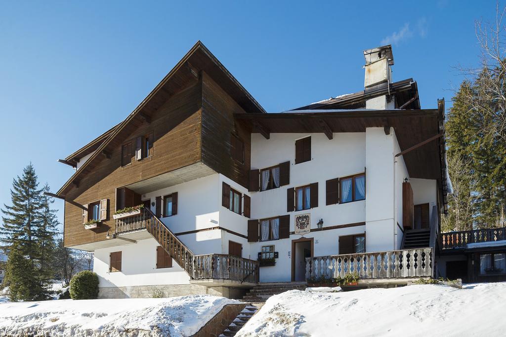 Villa Casanova - Stayincortina Кортіна-д'Ампеццо Номер фото